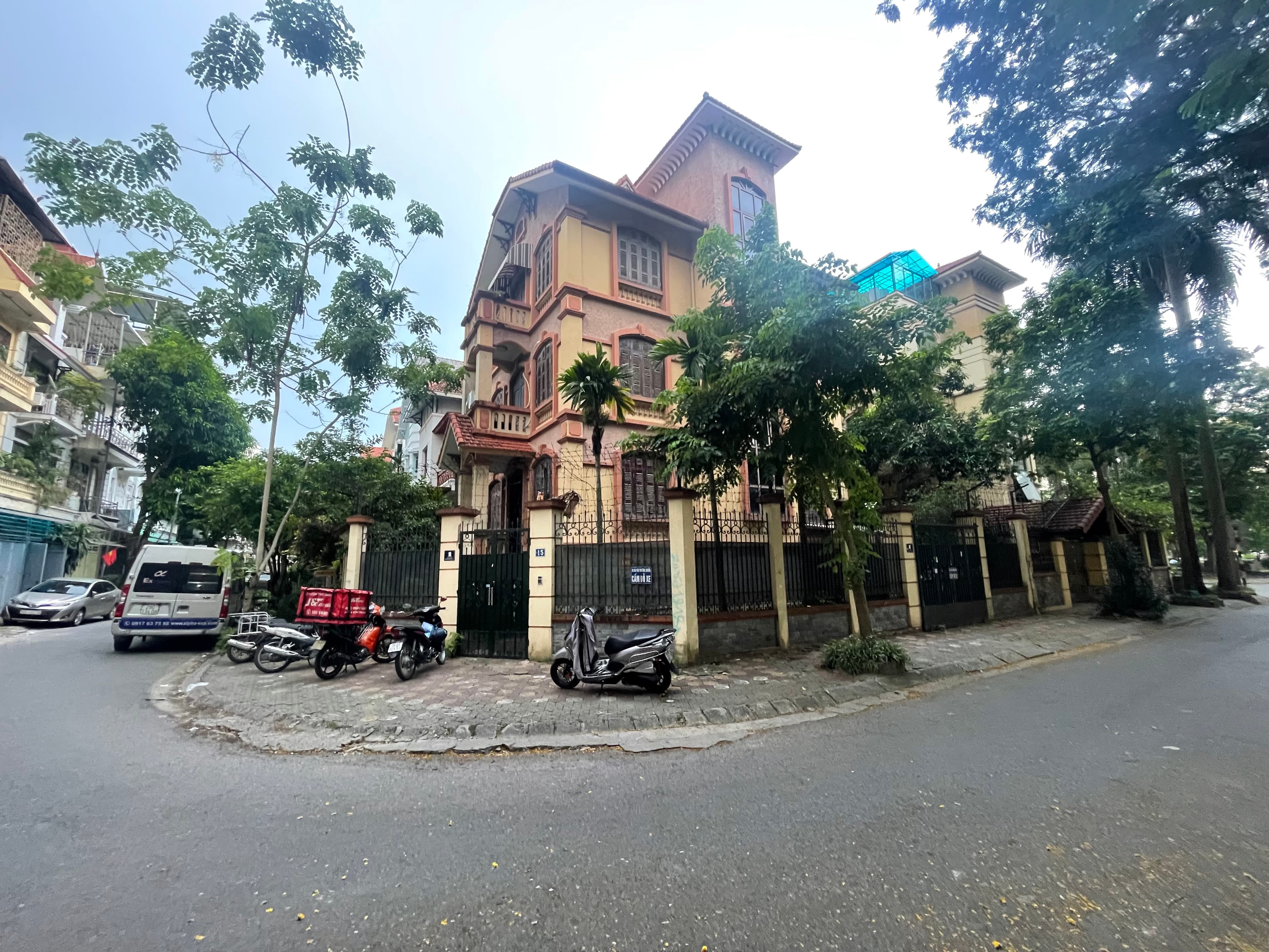 Nhà đất mặt phố, Cầu Giấy, Hà Nội - 207m² giá 130 tỷ