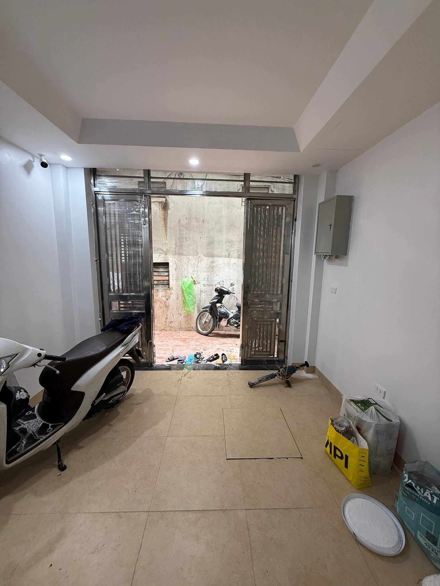Nhà đất mặt phố, Cầu Giấy, Hà Nội - 40m² giá 11.3 tỷ