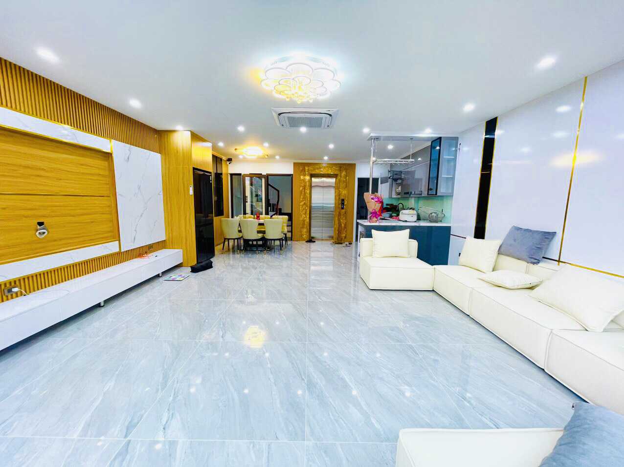 Nhà đất mặt phố, Cầu Giấy, Hà Nội - 61m² giá 36.5 tỷ