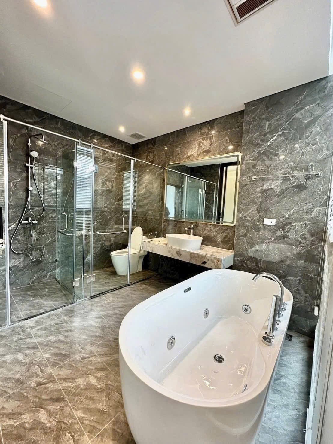 Nhà đất mặt phố, Long Biên, Hà Nội - 96m² giá 27.1 tỷ
