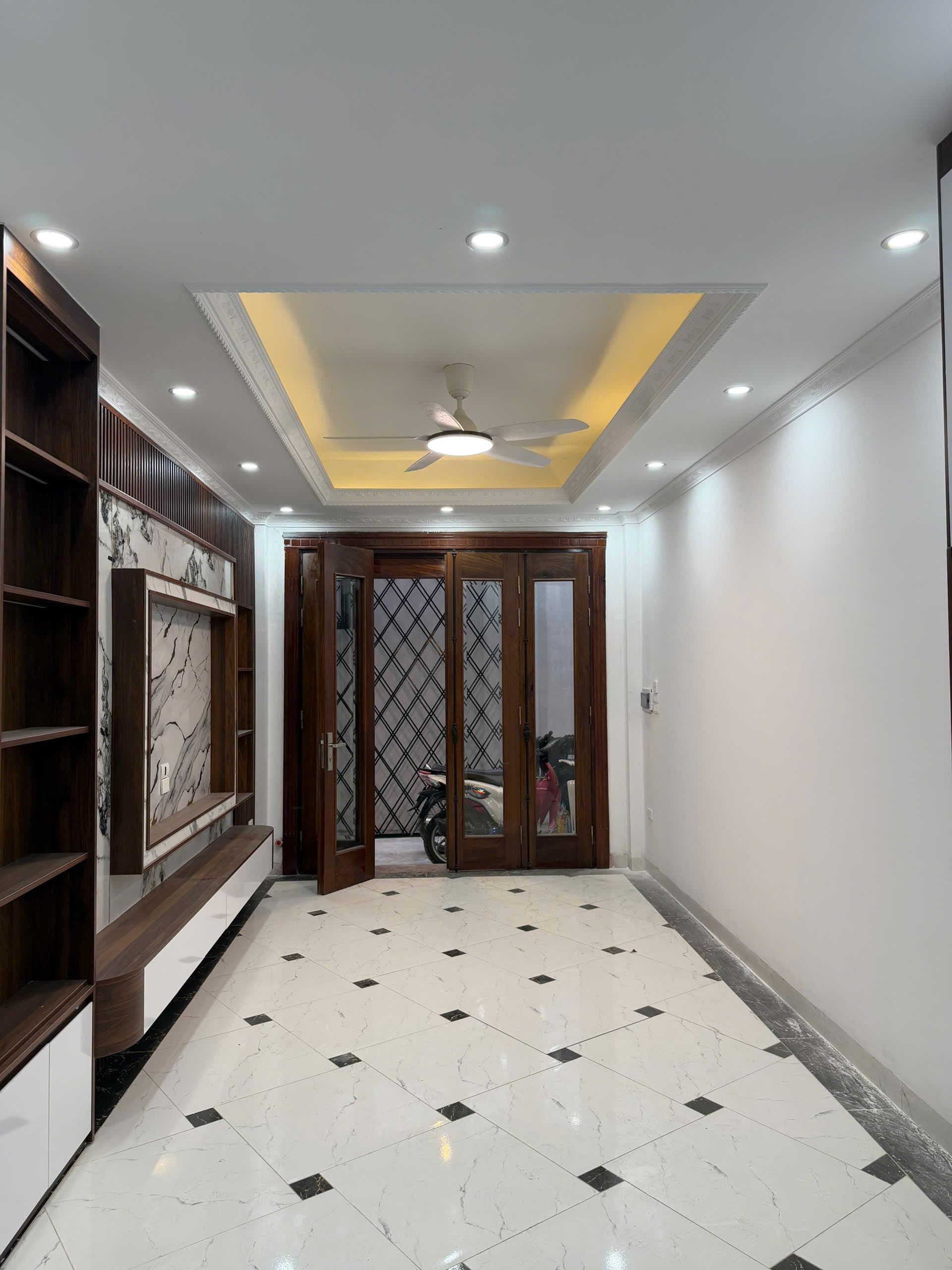 Nhà đất mặt phố, Long Biên, Hà Nội - 40m² giá 10.6 tỷ