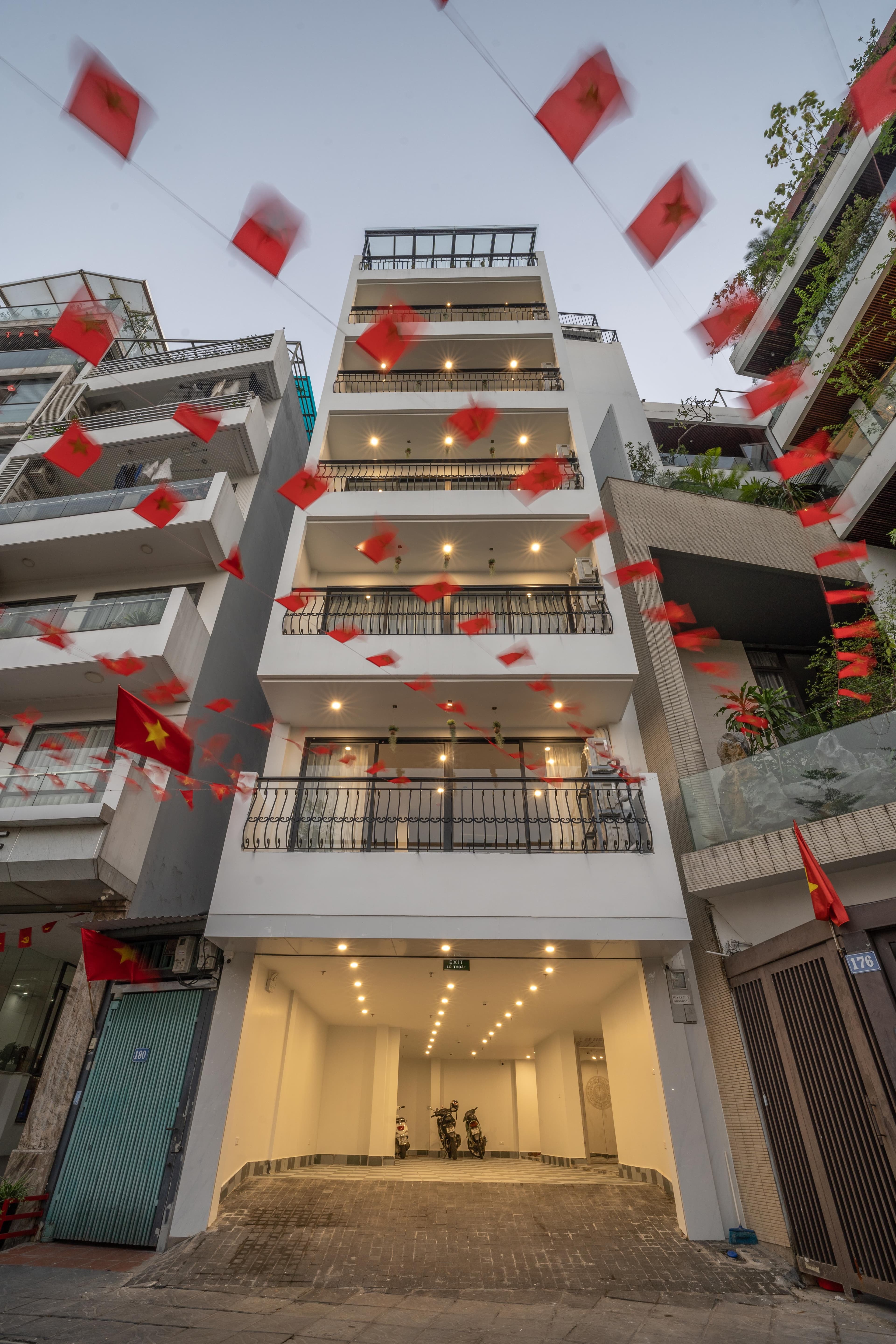 Nhà đất mặt phố, Tây Hồ, Hà Nội - 128m² giá 95 tỷ