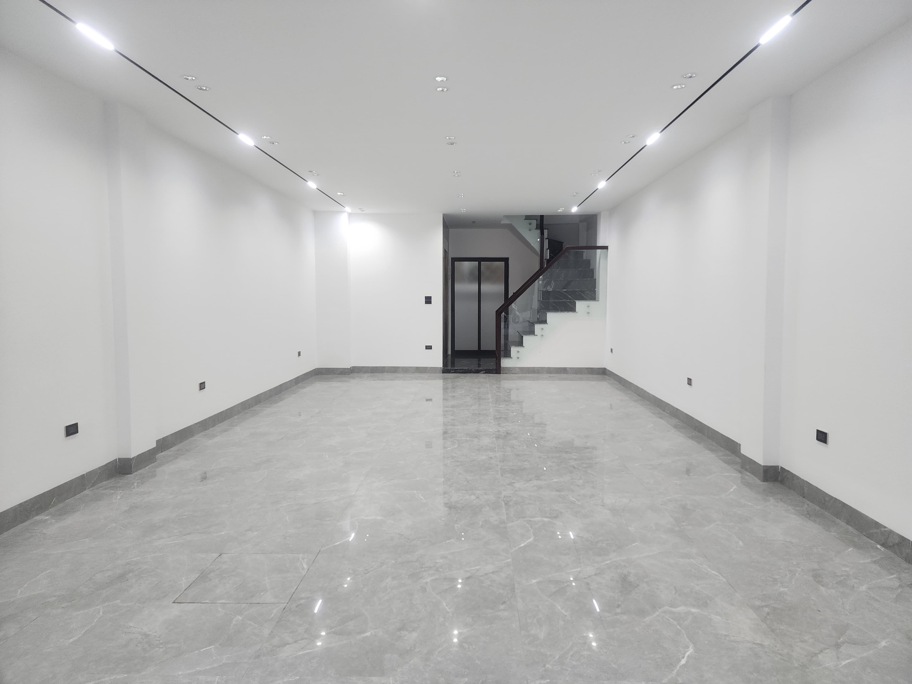 Nhà đất mặt phố, Long Biên, Hà Nội - 71m² giá 35.8 tỷ