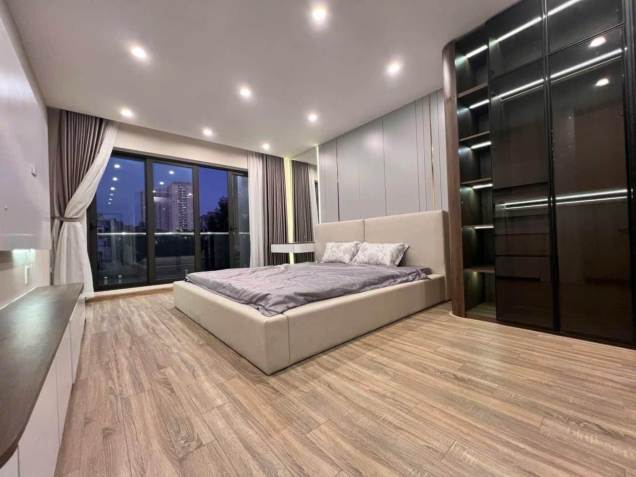 Nhà đất mặt phố, Long Biên, Hà Nội - 56m² giá 20 tỷ