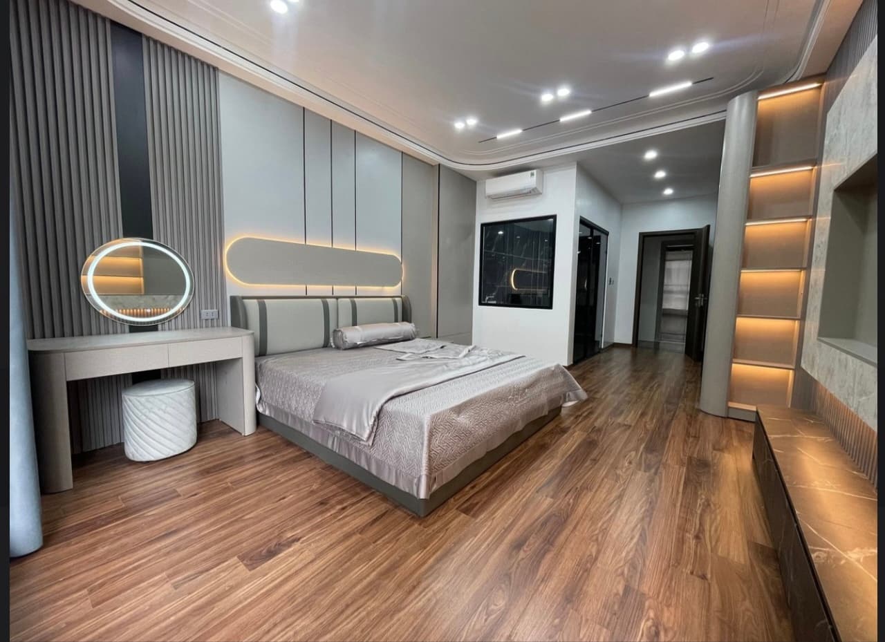 Nhà đất mặt phố, Long Biên, Hà Nội - 52m² giá 16.2 tỷ