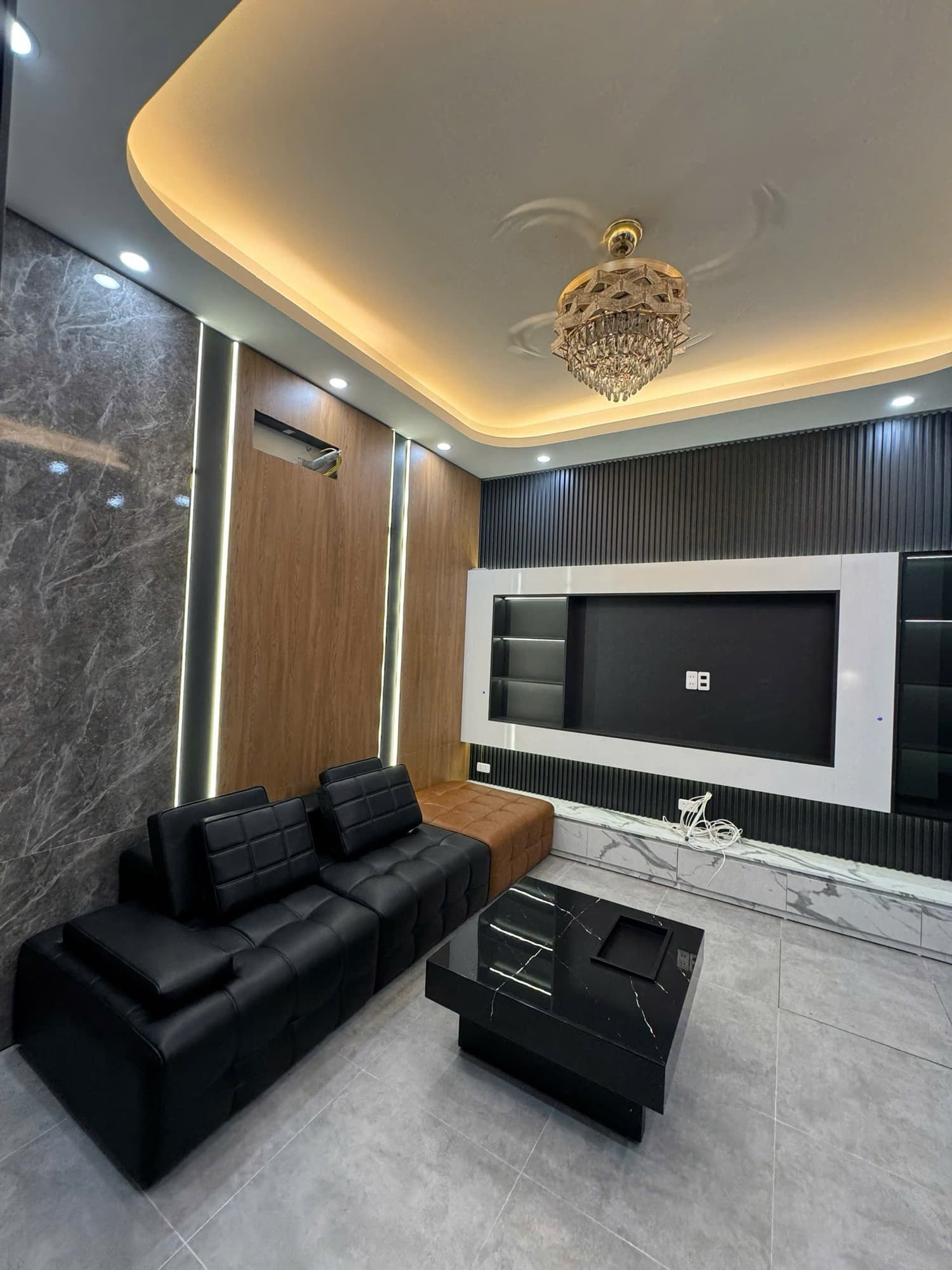 Nhà đất mặt phố, Long Biên, Hà Nội - 32.8m² giá 9.8 tỷ