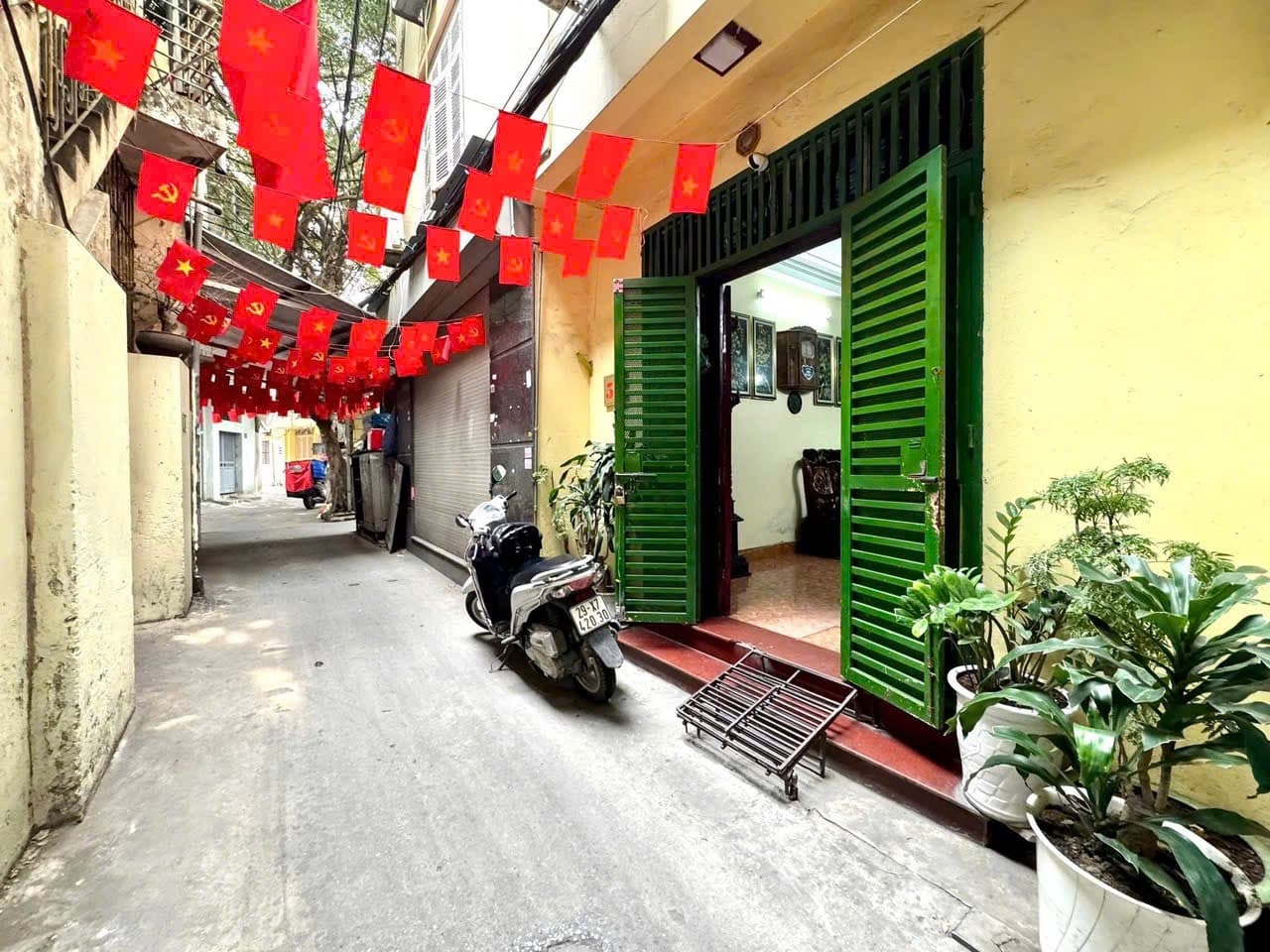 Nhà đất mặt phố, Cầu Giấy, Hà Nội - 33m² giá 13.7 tỷ