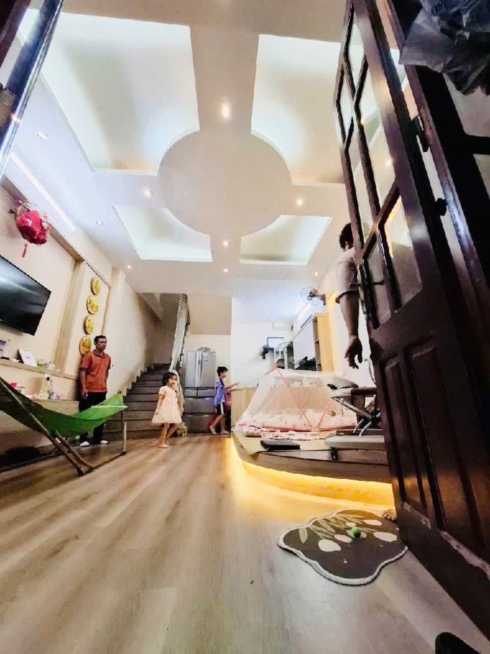 Nhà đất mặt phố, Cầu Giấy, Hà Nội - 44m² giá 14.2 tỷ