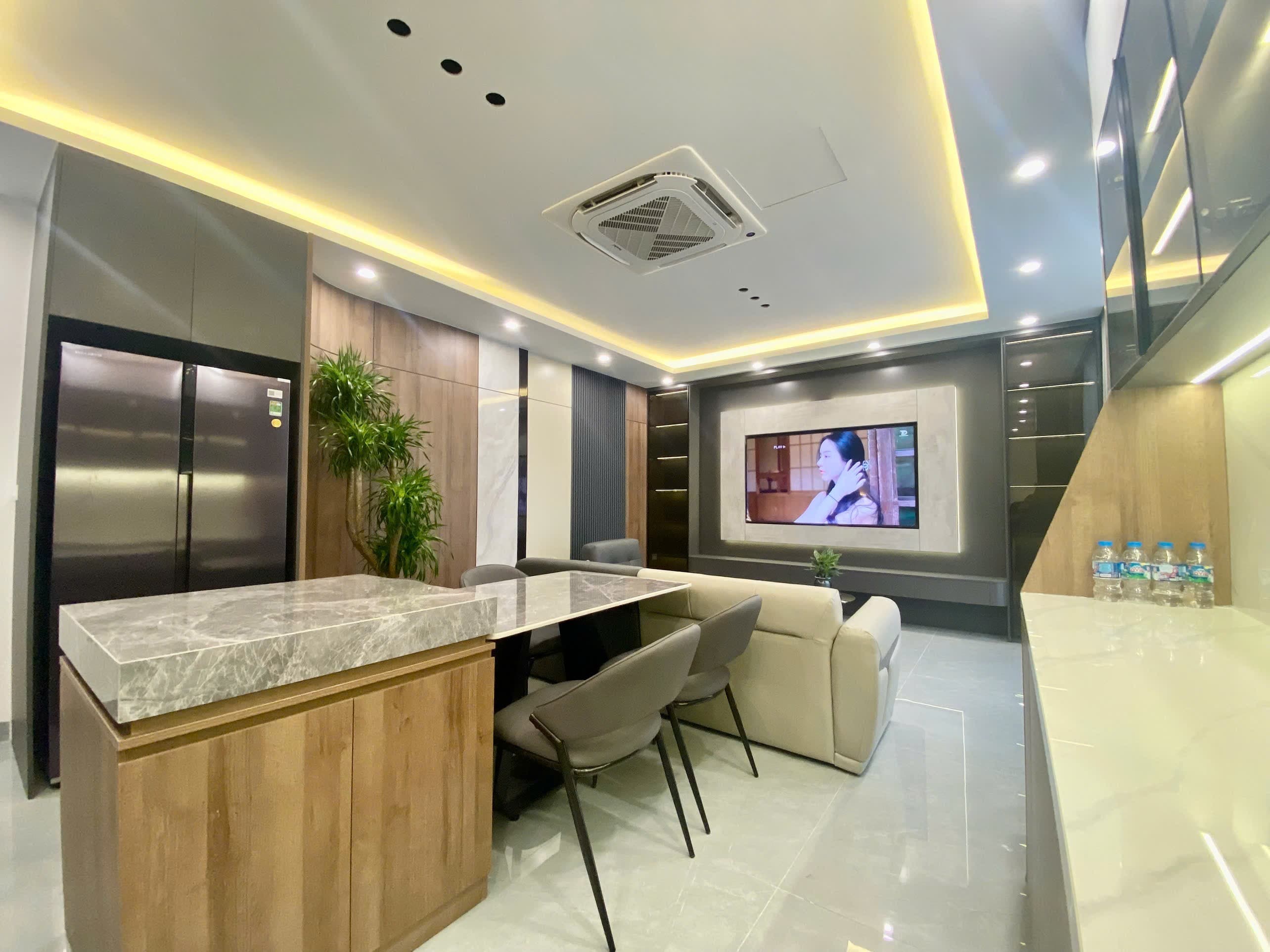 Nhà đất mặt phố, Long Biên, Hà Nội - 45m² giá 11.2 tỷ